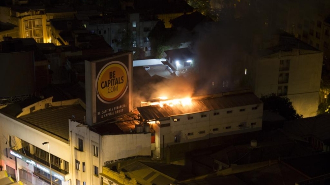 Siete heridos dejó incendio en edificio de Santiago