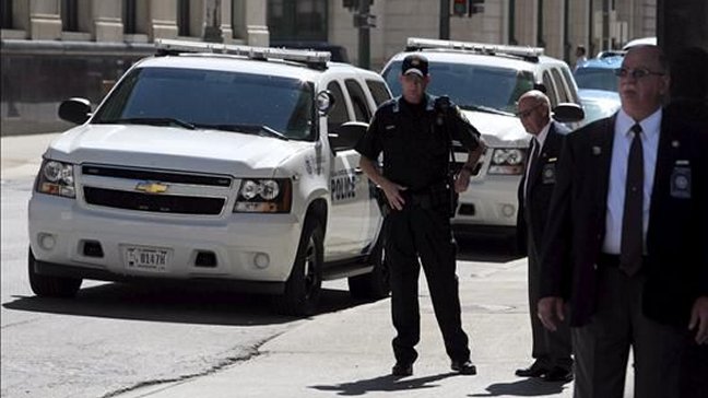 Policía de EE.UU. busca a dos mujeres que abusaron de un hombre en un supermercado