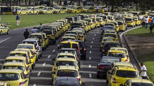 Taxistas vuelven a protestar contra Uber en Río de Janeiro