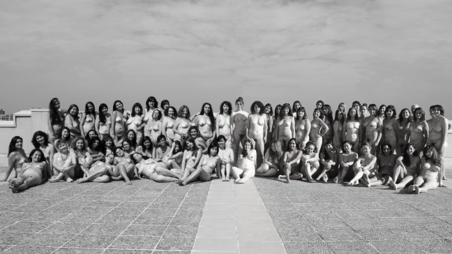 Exposición de desnudos artísticos femeninos se toma la Biblioteca de Santiago