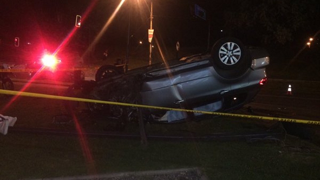 Peñalolén: Persecución policial terminó con un vehículo volcado en servicentro