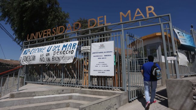 Ex alumnos de la U. del Mar emplazaron a la Presidenta Bachelet por su situación