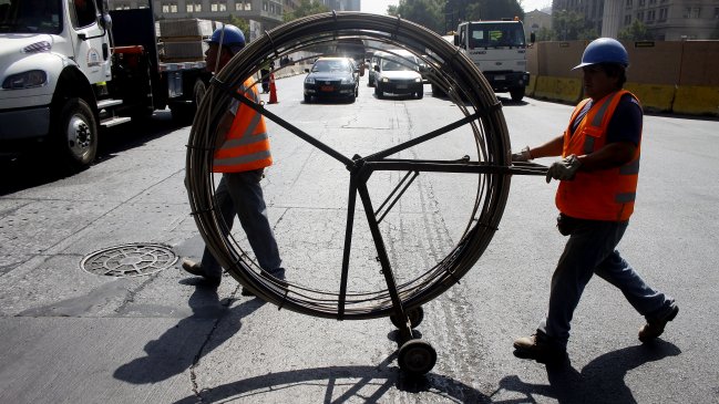 Revisa los cortes de tránsito y desvíos en la comuna de Santiago por obras de mejoramiento