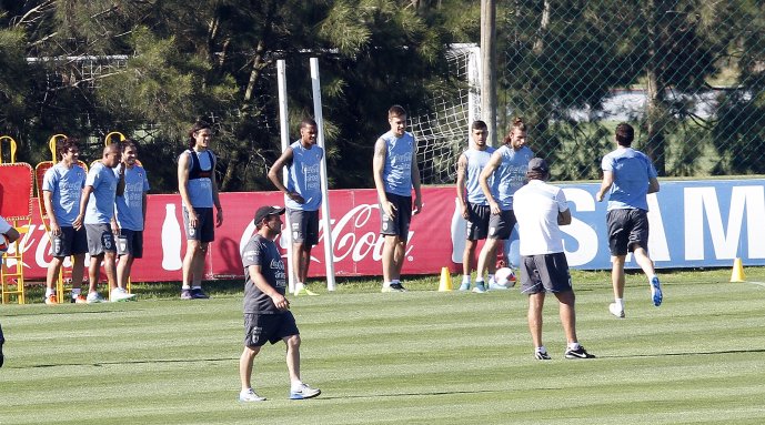Corujo asoma como la gran sorpresa en el equipo titular de Uruguay ante Chile