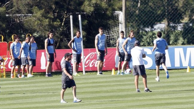 Corujo asoma como la gran sorpresa en el equipo titular de Uruguay ante Chile