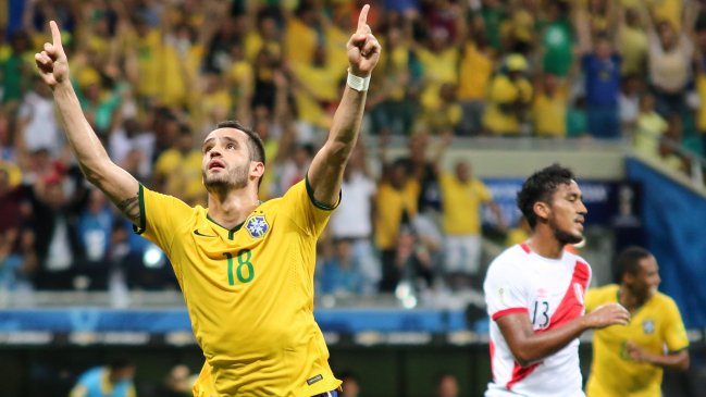 Brasil superó a Perú y se metió en la parte alta de las Clasificatorias