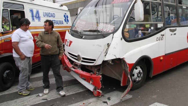 Choque entre un auto y un microbus provoca alta congestión en Viña del Mar