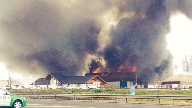 Bomberos controló incendio en empresa de muebles en Lautaro