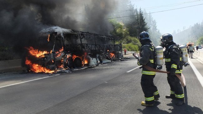 Bus se incendió camino a Valparaíso en la Ruta 68