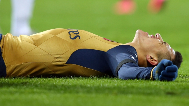 Alexis Sánchez sufrió en cancha derrota de Arsenal que cedió la cima de la Liga Premier