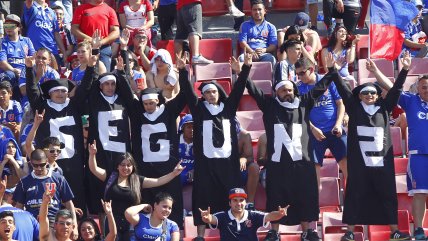 Hinchas de la U se disfrazaron de monjas y entregaron mensaje a la UC