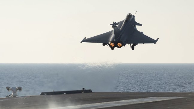 Ataques aéreos de EE.UU. destruyeron 283 camiones cisterna del EI en Siria