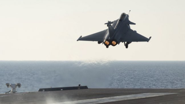 Ataques aéreos de EE.UU. destruyeron 283 camiones cisterna del EI en Siria