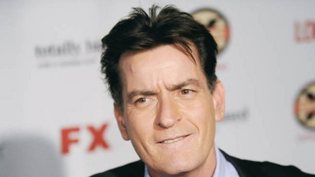 Afirman que Charlie Sheen pagó millones para ocultar videos sexuales con hombres