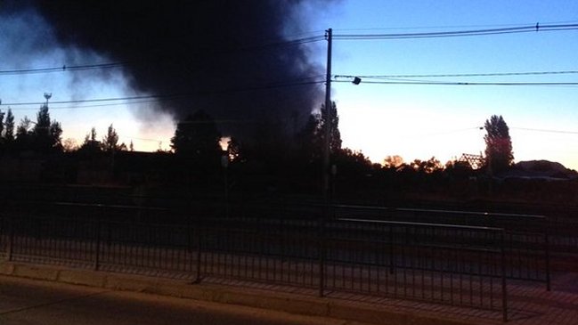 Incendio afectó a fábrica en La Pintana