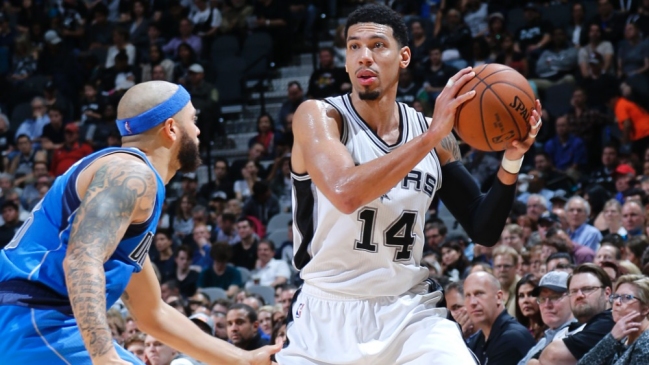 Spurs lograron su octava victoria consecutiva como locales tras batir a los Mavericks