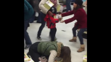   Escándalo en Black Friday: Mujer le quitó producto a una niña 