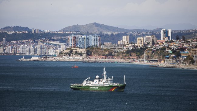 Barco emblema de Greenpeace recaló en Valparaíso y recorrerá Chile