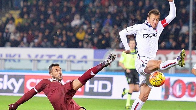 Erick Pulgar fue suplente en caída de Bologna ante Torino