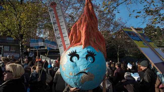 Policía francesa dispersa manifestantes mientras se desarrolla COP21