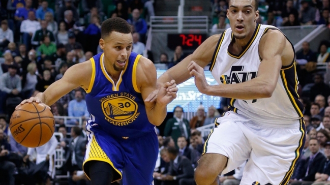 Los Warriors llegaron a 19 triunfos de la mano de Curry