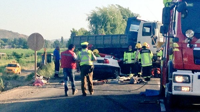 Choque entre camión y auto dejó dos muertos en la Carretera de la Fruta