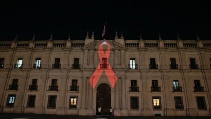   La Moneda se iluminó con el 