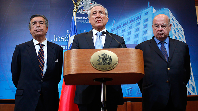 Histórica caída al respaldo en la gestión de las relaciones internacionales, según Adimark