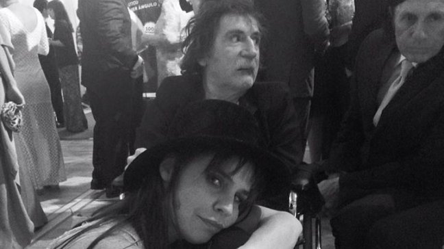 El músico Charly García asistió a evento en silla de ruedas