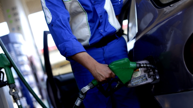 Precios de los combustibles registran nueva baja este jueves
