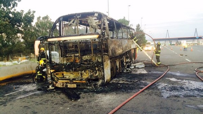 Bus quedó completamente destruido tras incendiarse en Ruta 68