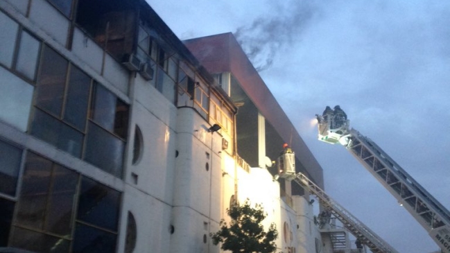 Incendio afecta a centro comercial de la comuna de Providencia