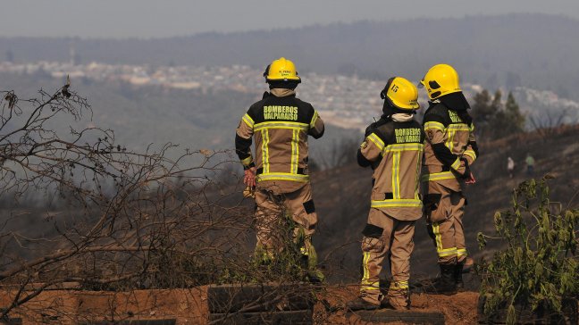 Bomberos trabaja para apagar rebrote de incendio en Valparaíso