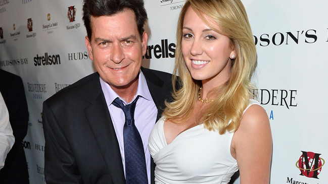 Actriz porno y ex novia de Charlie Sheen lo demandará por esconder que tenía VIH
