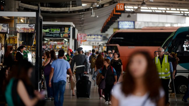 Estiman que 750 mil personas saldrán de Santiago en buses