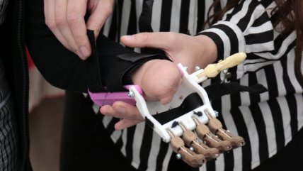   Entregan prótesis producidas por impresoras 3D a personas con discapacidad 