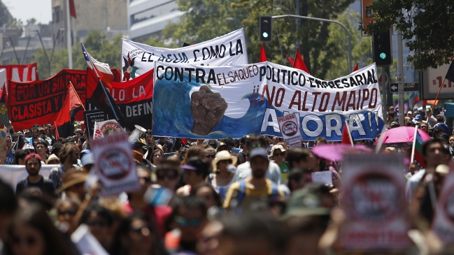 Organizaciones sociales marchan contra el proyecto hidroeléctrico Alto Maipo