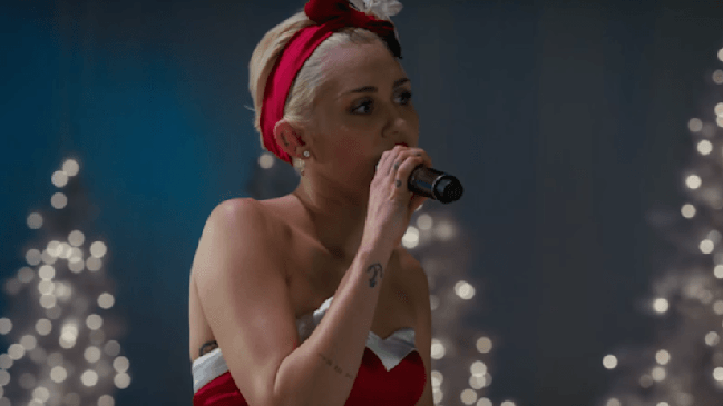 Miley Cyrus se alejó de las polémicas interpretando 