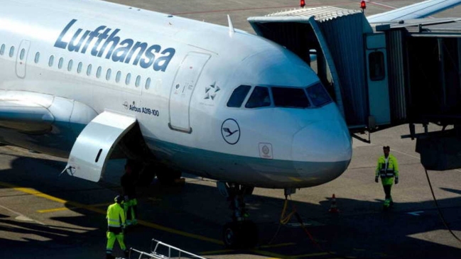 Pasajeros de avión alemán redujeron a sujeto que intentó entrar en la cabina de pilotos