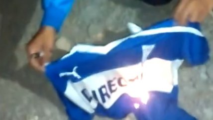Supuesto hincha de la UC se grabó quemando su camiseta