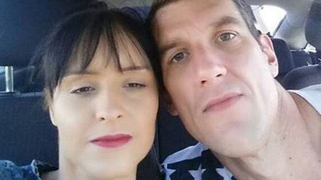 Mujer escapó de su propia tumba tras ser enterrada por su novio