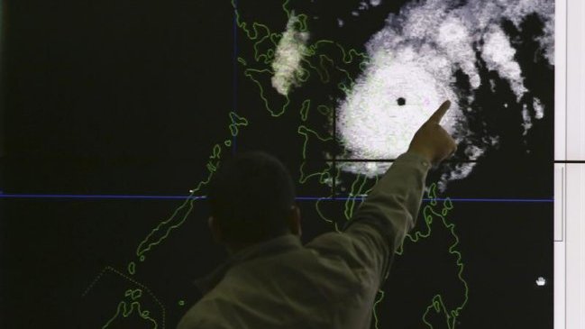 Filipinas en alerta roja ante la llegada del tifón Melor al centro del país