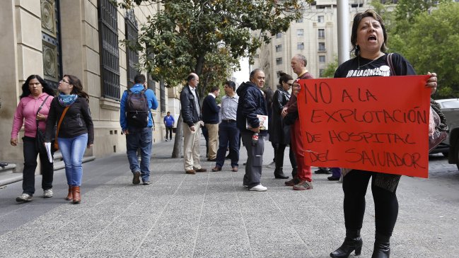 Funcionarios del Hospital del Salvador protestaron contra concesión del recinto