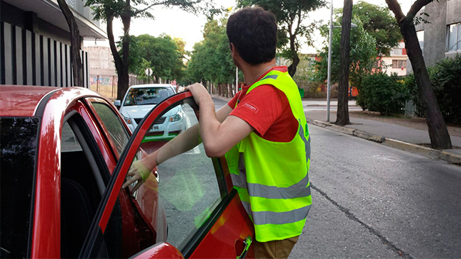 Porte de chaleco reflectante: Cómo debe ser y en qué parte del auto debe llevarse