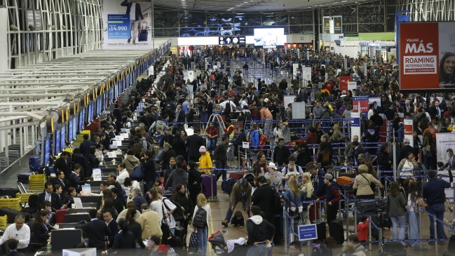 Aeropuerto Pudahuel anuncia plan y advierte que paro tiene 80% de adhesión