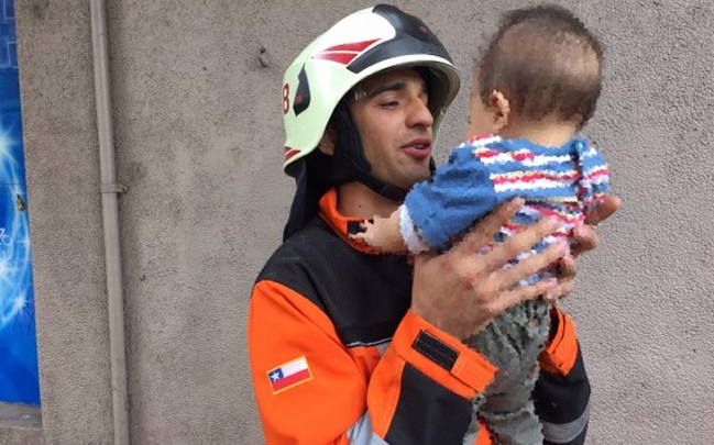 Un bombero tranquilizó a niño durante un accidente de tránsito