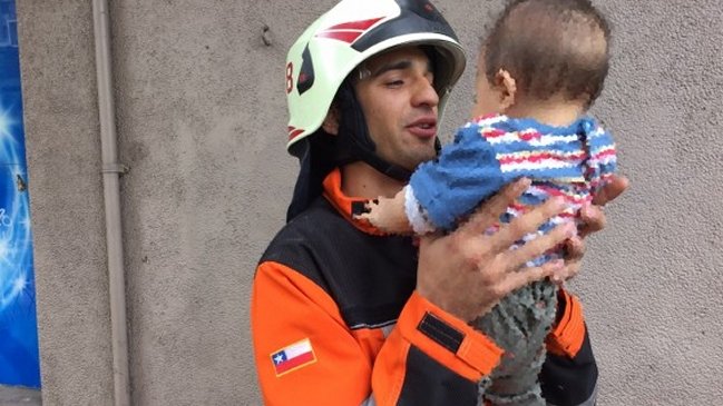 Un bombero tranquilizó a niño durante un accidente de tránsito