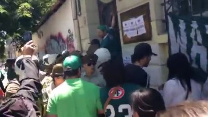   Hinchas de S. Wanderers se encadenaron para pedir que Jorge Ormeño siga en el club 