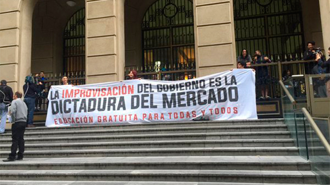 Estudiantes se tomaron el Ministerio de Hacienda