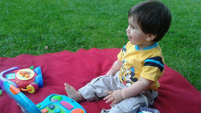 Este lunes instalan un corazón artificial al pequeño León Smith